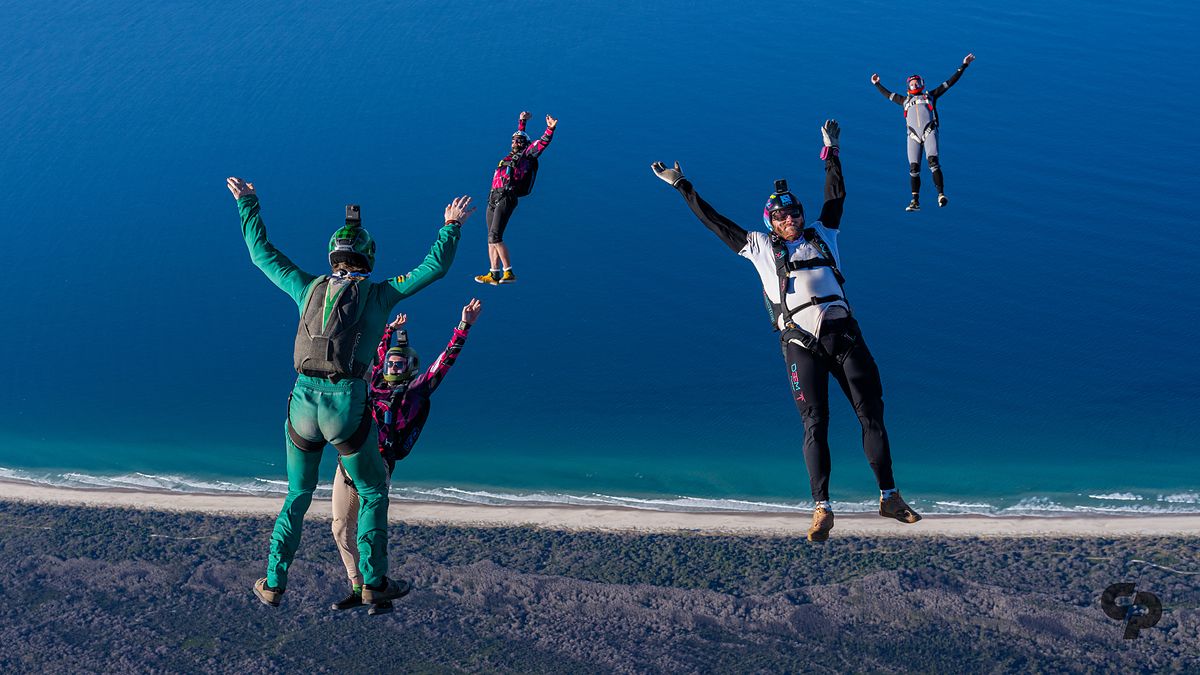 Two flyers together in freefall